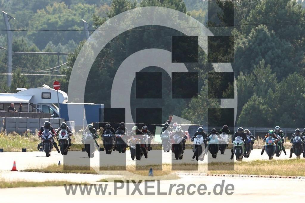 start-20240803_05174 | Schöne Erinnerungen an spannende Momente - das festzuhalten ist unser Job. PIXELrace.de ist seit 2003 auf den Rennstrecken Europas unterwegs um die Action draußen beim Fahren und die wunderbare Stimmung imm Fahrerlager für euch einzufangen.