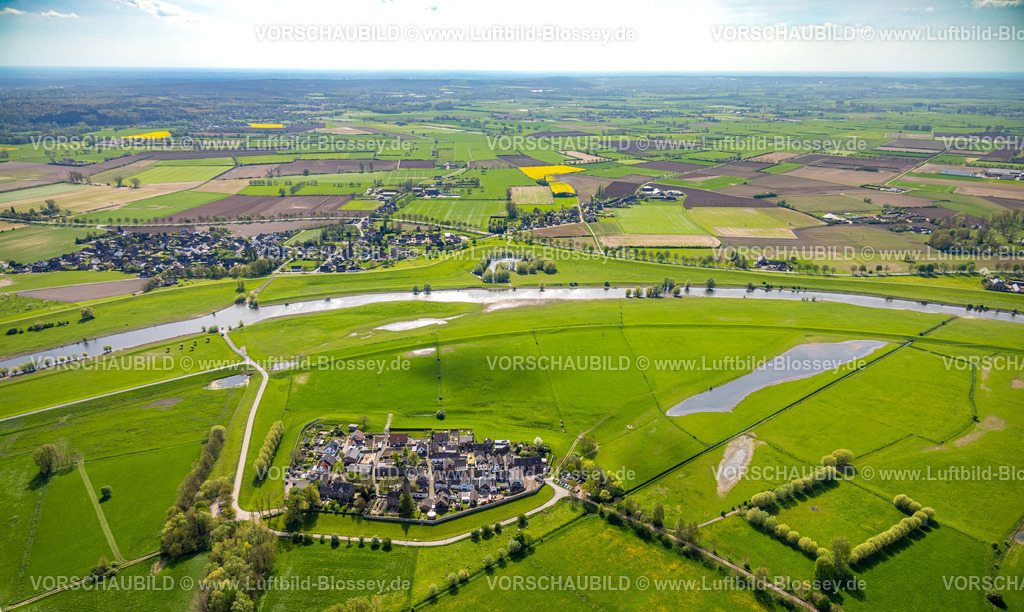Kleve240402643RheinueberflutungsflaecheSchenkenschanz | Luftbild, Wohnsiedlung Ortsteil Schenkenschanz mit Hochwasserschutzmauer, Rheinüberflutungsfläche, umgeben von Wiesen und Feldern, hinten der Griethauser Altrhein mit der Anlegestelle Fähre Düffelwald, Fernsicht, Schenkenschanz, Kleve, Niederrhein, Nordrhein-Westfalen, Deutschland