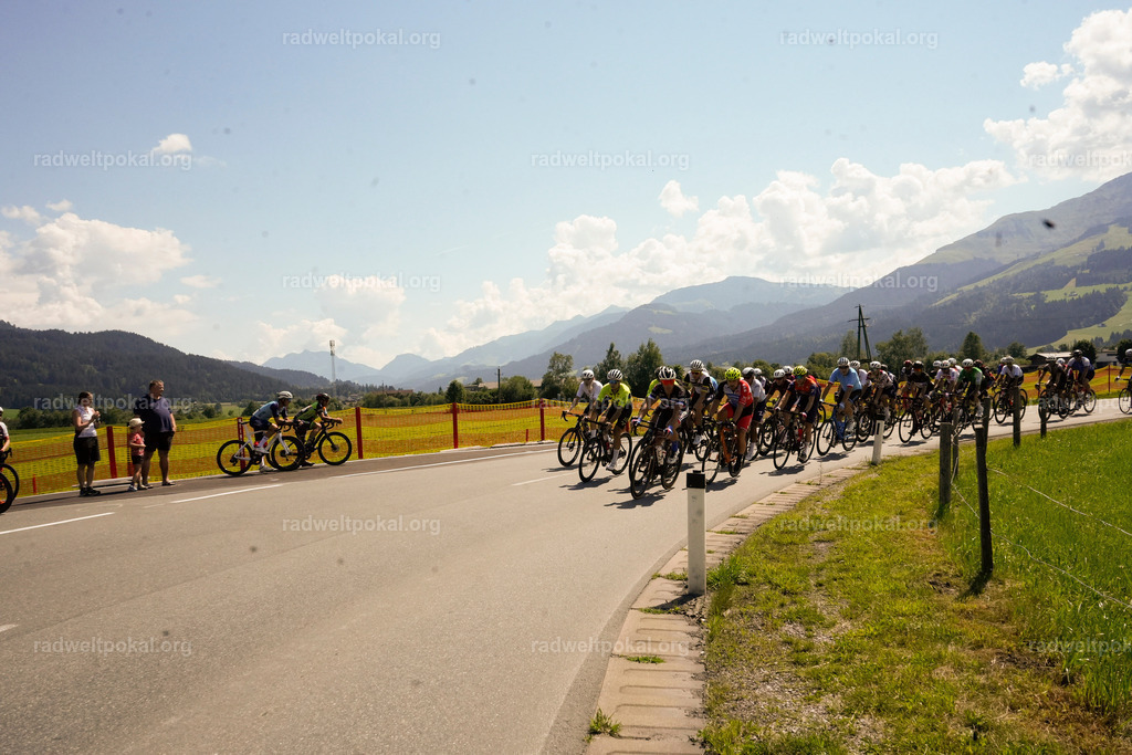 260_20230817_Bewerb_Maenner_Muehlanger | AUT - OESTERREICH, 2023-08-16: SPORT RENNRAD-FAHREN - 55. INTERNATIONALER RADWELTPOKAL IN ST. JOHANN IN TIROL  - Vintage-Radrennen mit WM-Bronze-Medaillen-Siegerin Christina Schweinberger, den Teilnehmer und Alexander Baumann (vom Orginastions-Team) - TAG 2 BEWERB MAENNER IN SECHS GRUPPEN  ; Foto: Roland Muehlanger