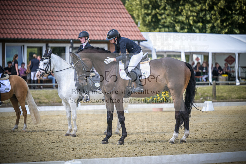 DOS_8074 | Entdecke hochwertige Reitturnierfotos von Foto Oger. Professionell, emotional und authentisch – jetzt Lieblingsmomente im Shop bestellen.Deutschlandweite Turnierfotografie. - Realisiert mit Pictrs.com