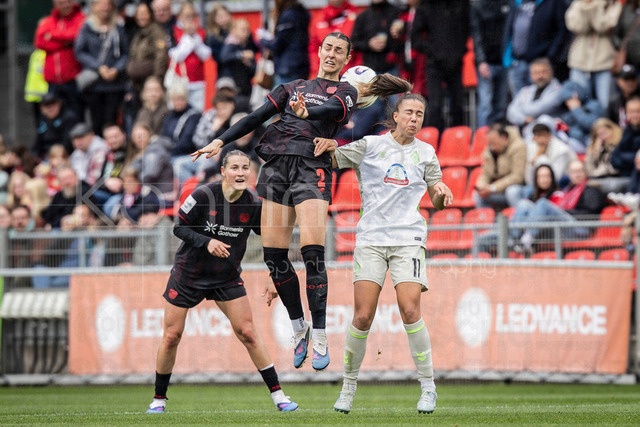 Frauen Fußball-Bundesliga; Bayer 04 Leverkusen - Werder Bremen, 17.05.2026 | LEVERKUSEN, 17.05.2026 - Selina Ostermeier (Bayer 04 Leverkusen, 2) beim Kopfball, rechts Maja Sternad (Werder Bremen, 11) während der Begegnung Bayer 04 Leverkusen - Werder Bremen an Spieltag 26 der Google Pixel Frauen-Bundesliga am 17.05.2026 im Ulrich-Haberland-Stadion in Leverkusen (Nordrhein-Westfalen). DFL REGULATIONS PROHIBIT ANY USE OF PHOTOGRAPHS AS IMAGE SEQUENCES AND/OR QUASI-VIDEO.
