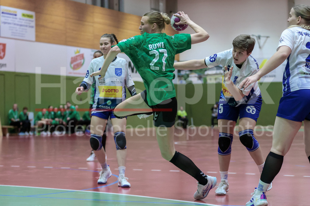 Handball, 2. Bundesliga Frauen, SV Werder Bremen - TSG 1846 Mainz-Bretzenheim | v.li.: Emma Ruwe (SV Werder Bremen, 27) am Ball, Spielszene, Aktion, Action, Kim Quetsch (TSG 1846 Mainz-Bretzenheim, 5)