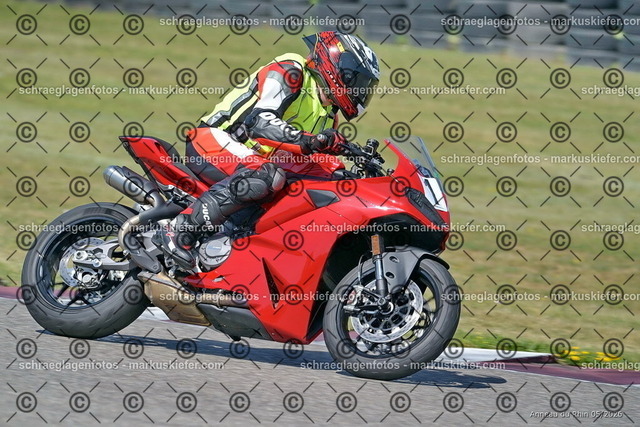 26BT02-0870 | markuskiefer.com - Realisiert mit Pictrs.com