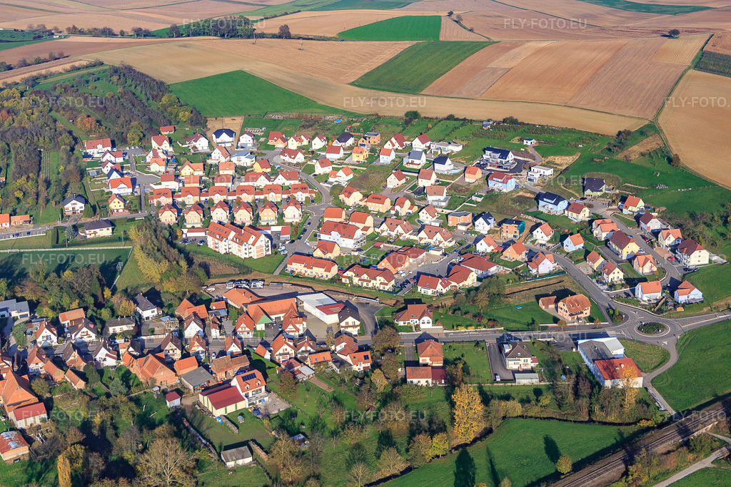 Vue aérienne: Rue des Vignes à Soultz-sous-Forêts dans le département Bas Rhin, France – .Photo: IMG_075588.jpg prise le 01/11/2014 par Werner Riehm/FLY-FOTO.eu – Résolution de l'original: 5472 x 3648 px