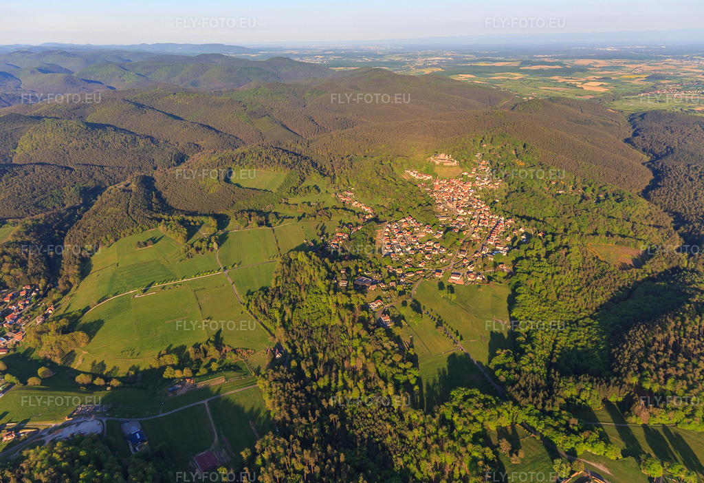 Vue aérienne: Vue de la ville dans les Vosges du Nord depuis l'ouest en contrebas du château de Lichtenberg à Lichtenberg dans le département Bas Rhin, France. Photo: IMG_145796.jpg prise le 30/04/2025 par Werner Riehm/FLY-FOTO.euRésolution de l'original: 5242 x 3592 pxVisiter le château de Lichtenberg dans les Vosges du Nord - Alsace