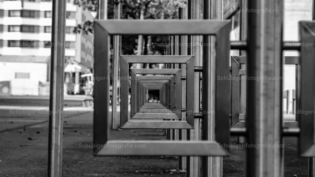 Fahrradständer | Fahrradständer in der Stadt in schwarz/weiss - Realisiert mit Pictrs.com