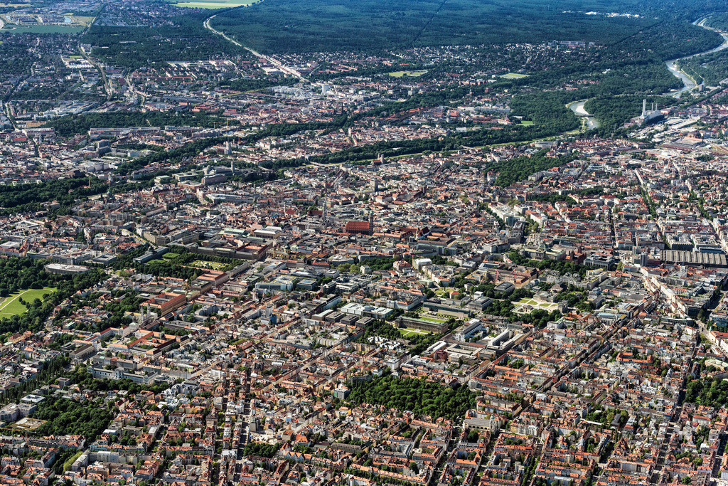 dr__0065233.jpg | MüNCHEN 15.06.2021 Stadtzentrum im Innenstadtbereich entlang der Ludwigstraße im Ortsteil Maxvorstadt in München im Bundesland Bayern, Deutschland. // The city center in the downtown area along the Ludwigstrasse in the district Maxvorstadt in Munich in the state Bavaria, Germany. Foto: Daniel Reiter