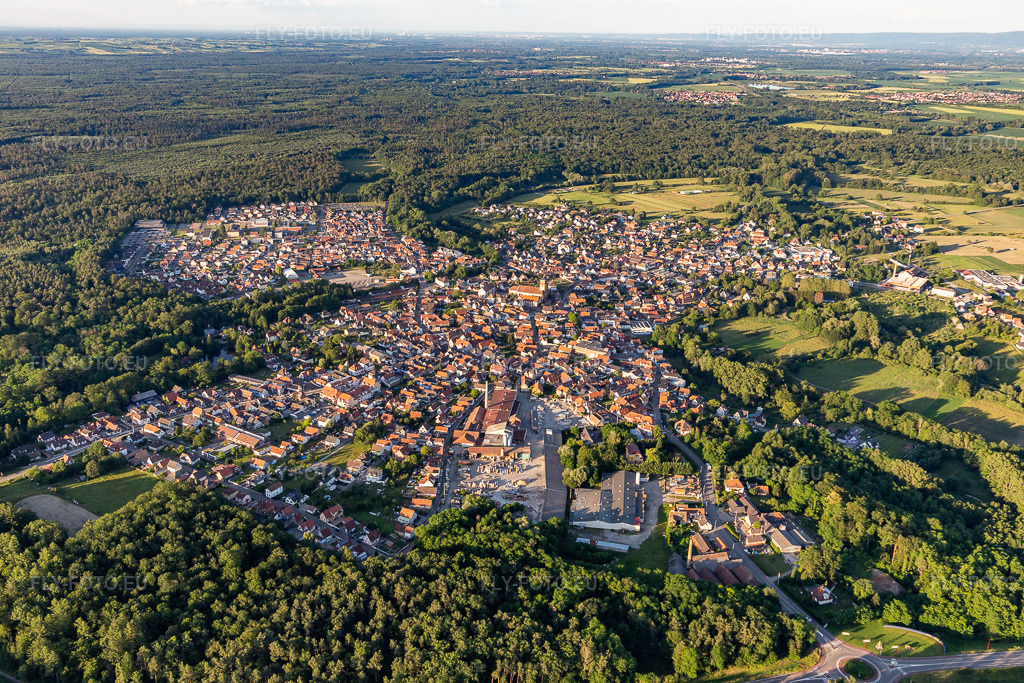 Vue aérienne: Le centre du village, ses rues, ses maisons et ses zones résidentielles, sont entourés de forêts et de bois. à Soufflenheim dans le département Bas Rhin, France. Photo: IMG_115503.jpg prise le 16/06/2019 par Werner Riehm/FLY-FOTO.euRésolution de l'original: 5472 x 3648 px
