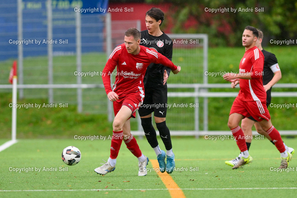 FC Kilia Kiel II vs TSV Flintbek | Ivan Lytvynenko (Kilia #6) vs Sebastian Klimmek (Flintbek #23) / Fußball-Verbandsliga Ost Männer 2026/2027 / FC Kilia Kiel II vs TSV Flintbek / Kilia Sportplatz / Kiel / 10.10.26 - Realisiert mit Pictrs.com