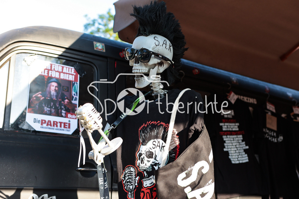 Sommer am Kiez | Der Merch Stand des Festivals "Sommer am Kiez" mit einen Skelett / Die Partei / Bob Meitinger