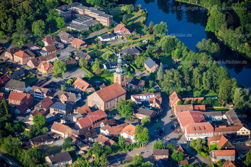 Bad_Bodenteich_St_Petrie_Kirche_Altstadt_ELS_0038050623 | BAD BODENTEICH 05.06.2023 Kirchengebäude " St. Petri Kirche " im Ortszentrum an der Hauptstraße in Bad Bodenteich im Bundesland Niedersachsen, Deutschland. // Church building " St. Petri Kirche " in the village of on street Hauptstrasse in Bad Bodenteich in the state Lower Saxony, Germany. Foto: Martin Elsen