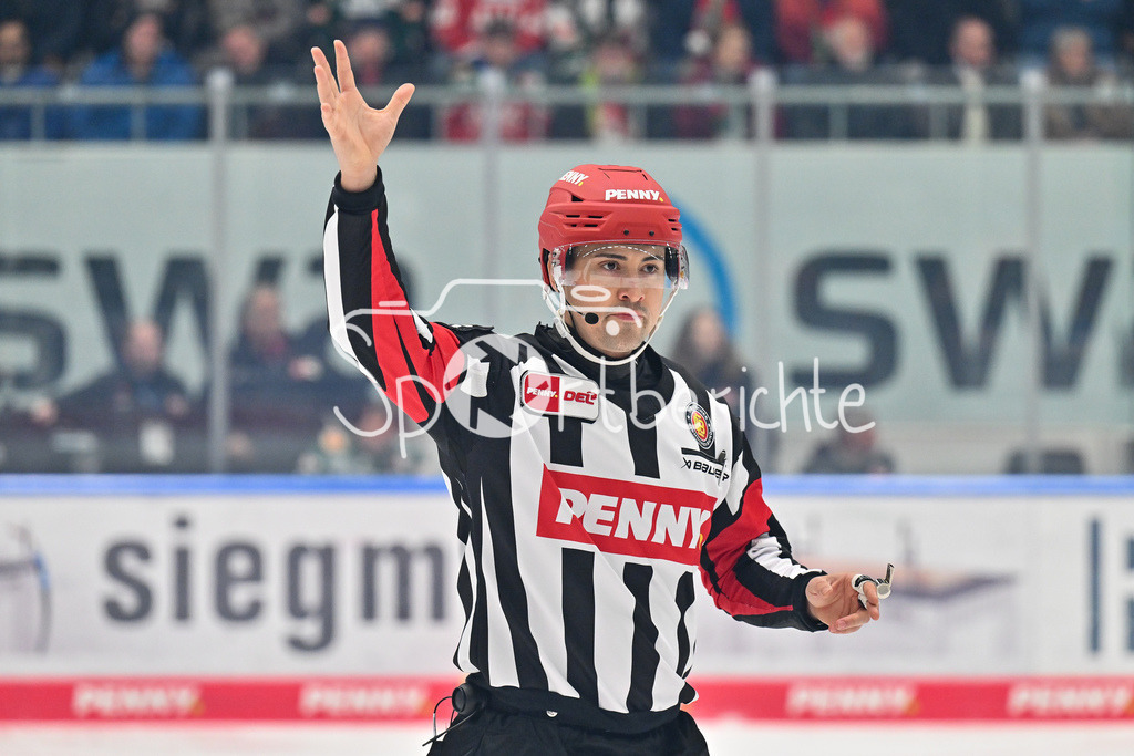 Augsburger Panther - Iserlohn Roosters | im Bild Hauptschiedsrichter David CESPIVA / Freisteller / Einzelfoto / DEL: Augsburger Panther - Iserlohn Roosters, Curt Frenzel Stadion am 17.11.2024