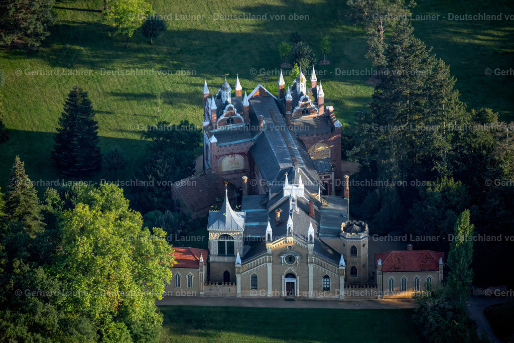 4062492 | ORANIENBAUM-WöRLITZ 08.09.2021 Gotisches Haus in Schochs Garten im Wörlitzer Park in Wörlitz in Sachsen-Anhalt. Seit November 2000 ist das Gartenreich Dessau-Wörlitz auf der Welterbeliste der UNESCO. // Gothic House in Schoch's garden in Woerlitzer Park in Woerlitz in Saxony-Anhalt. Foto: Gerhard Launer