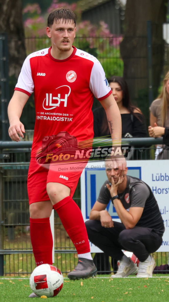 FC RW Kirchlengern - Post TSV Detmold | Auf dem Bild zu sehen: Rot FC RW Kirchlengern: Luis Sikora ; im Hintergrund: Marcel Thelen FC RW Kirchlengern, TuS Ahmsen, Saison 26/27, Testspiel, Deutschland - Realisiert mit Pictrs.com