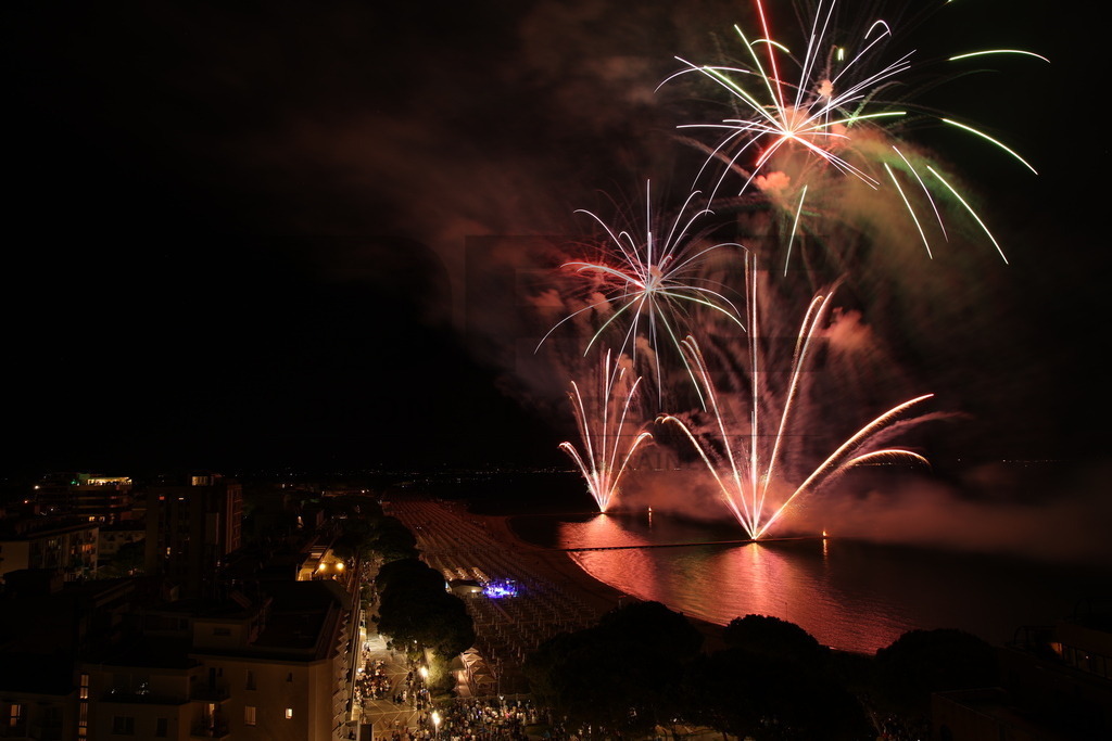 Ferragosto Fireworks in Grado, Italy | GRADO, ITALY, 15.AUG.26 - FIREWORKS - Ferragosto fireworks over the Adriatic Sea in Grado, Italy. Colorful fireworks light up the night sky above the beach, coastline and waterfront during the traditional summer celebration. - Realisiert mit Pictrs.com