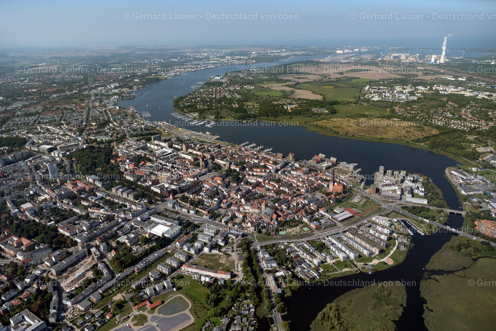 4062015 | ROSTOCK 08.09.2021 Altstadtbereich und Innenstadtzentrum am Ufer der Unterwarnow in Rostock im Bundesland Mecklenburg-Vorpommern, Deutschland. Weiterführende Informationen bei: Hanse- und Universitätsstadt Rostock,  Hansestadt Rostock Tourismuszentrale Rostock &amp; Warnemünde,  Stadtwerke Rostock AG. // old Town area and city center on shore of Unterwarnow in Rostock in the state Mecklenburg - Western Pomerania, Germany. Further information at: Hanse- und Universitaetsstadt Rostock,  Hansestadt Rostock Tourismuszentrale Rostock &amp; Warnemuende,  Stadtwerke Rostock AG. Foto: Gerhard Launer