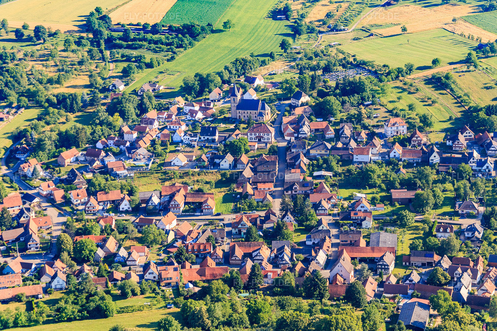 Luftbild: Ortsansicht von Süden in Preuschdorf im Bundesland Bas-Rhin in Frankreich. – Foto: IMG_082966.jpg vom 26.06.2015 durch Werner Riehm/FLY-FOTO.de – Auflösung des Originals: 5111 x 3408 px
