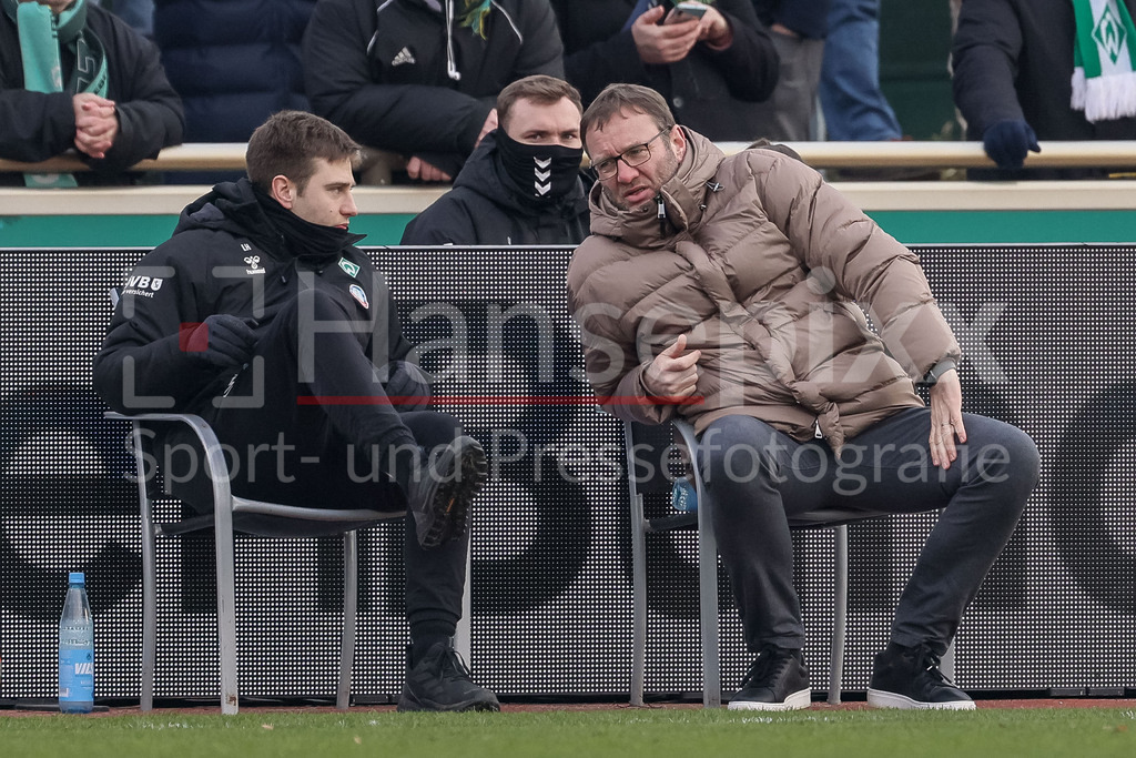 Fussball, Google Pixel Frauen-Bundesliga, SV Werder Bremen - RB Leipzig | v.li.: Lucas Horsch (Co-Trainer, SV Werder Bremen) und Thomas Horsch (Trainer, Cheftrainer, SV Werder Bremen) besprechen sich, im Gespräch, DIE DFB-RICHTLINIEN UNTERSAGEN JEGLICHE NUTZUNG VON FOTOS ALS SEQUENZBILDER UND/ODER VIDEOÄHNLICHE FOTOSTRECKEN. DFB REGULATIONS PROHIBIT ANY USE OF PHOTOGRAPHS AS IMAGE SEQUENCES AND/OR QUASI-VIDEO.
