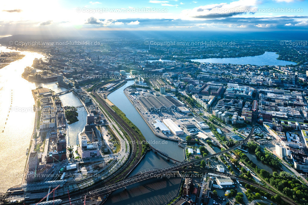 Hamburg_Baakenhafen_Sonnenuntergang_ELS_9848040823 | HAMBURG 04.08.2023 Baustellen für Wohn- und Geschäftshäuser im Baakenhafen entlang der der Baakenallee in der HafenCity in Hamburg, Deutschland. Weiterführende Informationen bei: AUG. PRIEN Bauunternehmung (GmbH & Co. KG),  BVE Bauverein der Elbgemeinden eG,  Baugenossenschaft Hamburger Wohnen eG,  HafenCity Hamburg GmbH,  Johann Daniel Lawaetz-Stiftung,  Richard Ditting GmbH & Co. KG,  bof architekten,  florian krieger - architektur und städtebau gmbh. // Construction sites for residential and commercial buildings in the Baakenhafen along the Baakenallee in HafenCity in Hamburg, Germany. Further information at: AUG. PRIEN Bauunternehmung (GmbH & Co. KG),  BVE Bauverein der Elbgemeinden eG,  Baugenossenschaft Hamburger Wohnen eG,  HafenCity Hamburg GmbH,  Johann Daniel Lawaetz-Stiftung,  Richard Ditting GmbH & Co. KG,  bof architekten,  florian krieger - architektur und staedtebau gmbh. Foto: Martin Elsen