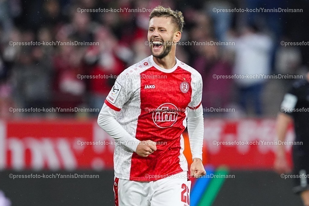 xYDRx02112501026 | 02.11.2025, xydrx, Fußball, 3.Liga, Rot-Weiss Essen - 1.FC Schweinfurt 05, Saison 2025 2026, Stadion an der Hafenstraße: Torjubel nach dem Tor zum 1:0 für Rot-Weiss Essen durch Torschütze Torben Muesel (Rot-Weiss Essen #26)    DFB regulations prohibit any use of photographs as image sequences and or quasi-video.
