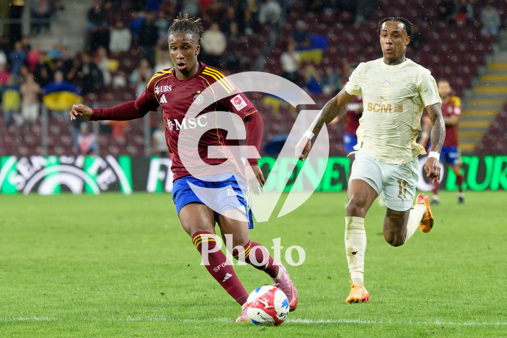 UEFA Conference League Play-offs 2nd leg - Servette FC v FC Shakhtar Donetsk | Keyan Varela (29 Servette FC) Kevin (11 FC Shakhtar Donetsk) battle for the ball (duel)  during the UEFA Conference League Play-offs 2nd leg match between Servette FC and FC Shakhtar Donetsk at Stade de Geneve in Geneva, Switzerland