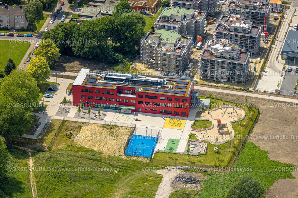Herne250601802 | Luftbild, Gemeinschaftsgrundschule Schule am Schloss mit roter Fassade, Dach mit Solarpaneelen, Lackmanns Hof, Baukau, Herne, Ruhrgebiet, Nordrhein-Westfalen, Deutschland