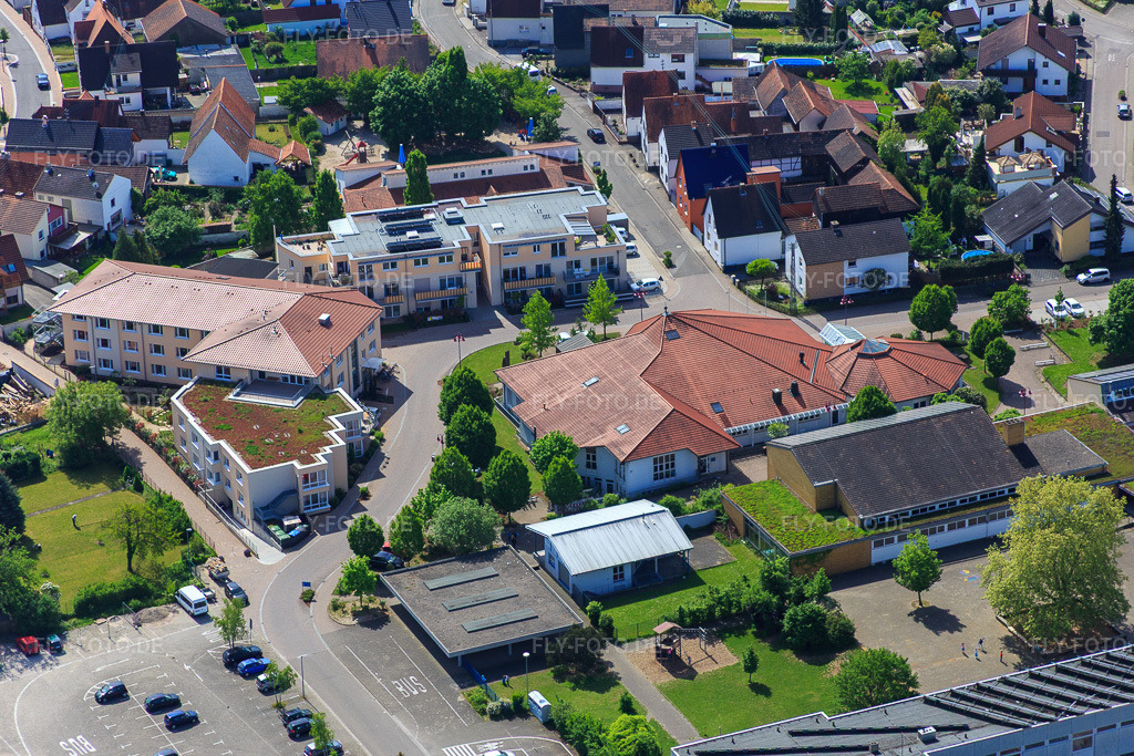 Luftbild: Kulturzentrum und ASB Seniorenzentrum Hagenbach in Hagenbach im Bundesland Rheinland-Pfalz in Deutschland. Foto: IMG_078464.jpg vom 08.05.2015 durch Werner Riehm/FLY-FOTO.deKontakt und Ansprechpartner