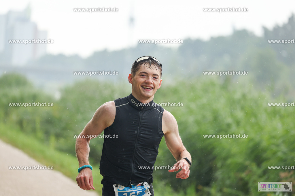 LUR_1069 | 34. M-net Erlanger Triathlon 2025 #erlangertriathlon  #mnettriathlon2025 #mnettriathlon #team #olympischedistanz #mitteldistanz #triathlon #maindonaukanal  #erlangertriathlon2025 #yourpictrs #tv1848 #tv1848erlangen  #triathlonbayern #sportinerlangen #demsportverbunden #sportshot_your_pictrs Copyright: www.sportshot.de
