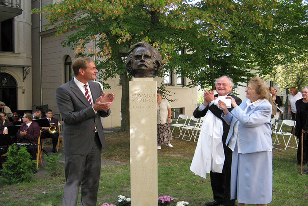 Bildlexikon Leipzig - Grieg-Büste - Einweihung am 19.09.2009 durch Burkhard Jung, Günter Neubert und Hella Brock | Das Team hinter BILDLEXIKON LEIPZIG bündelt historische wie aktuelle Informationen über die Stadt Leipzig in Text und Bild auf einer Plattform und stellt diese der interessierten Öffentlichkeit zur Verfügung.