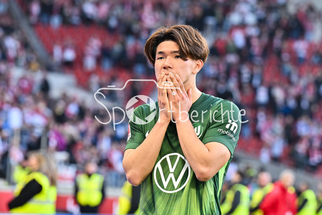 VfB Stuttgart - VfL Wolfsburg | STUTTGART, DEUTSCHLAND - 01. MÄRZ: hängende Köpfe und enttäuschte Gesichter bei den Wolfsburgern nach dem Bundesligamatch zwischen dem VfB Stuttgart und dem VfL Wolfsburg am 24. Spieltag in der MHP-Arena / DFL REGULATIONS PROHIBIT ANY USE OF PHOTOGRAPHS AS IMAGE SEQUENCES AND/OR QUASI-VIDEO / Niederlage / Kento SHIOGAI (VfL Wolfsburg 7)