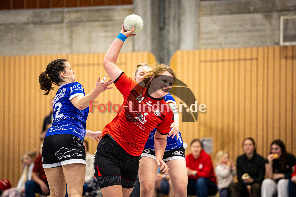 TSV Weilheim gegen SG Biessenhofen-Marktoberdorf | Handball Bezirksoberliga Frauen Alpenvorland 2024/25, TSV Weilheim gegen SG Biessenhofen-Marktoberdorf, 20250412,Malena BECKER (TSV Weilheim 14) setzt sich durch, Kampf,2025-04-12 in Weilheim (Weilheim, Am Hardt), Malena BECKER (TSV Weilheim 14)Copyright: WolfgangxLindner www.foto-lindner.de
