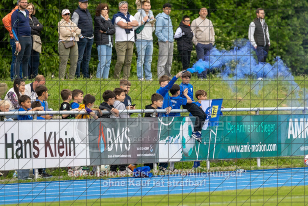 20250529_174357_0166 | #,  VfL Kirchheim (blau) vs. 1.FC Eislingen (weiß), Fußball, Bezirkspokal Finale - Bezirk Neckar/Fils, 2024/2025, Rasenplatz VfL Stadion Kirchheim, Jesinger Straße 105, 73230 Kirchheim, 29.05.2025 - 16:30 Uhr,Foto: PhotoPeet-Sportfotografie/Peter Harich