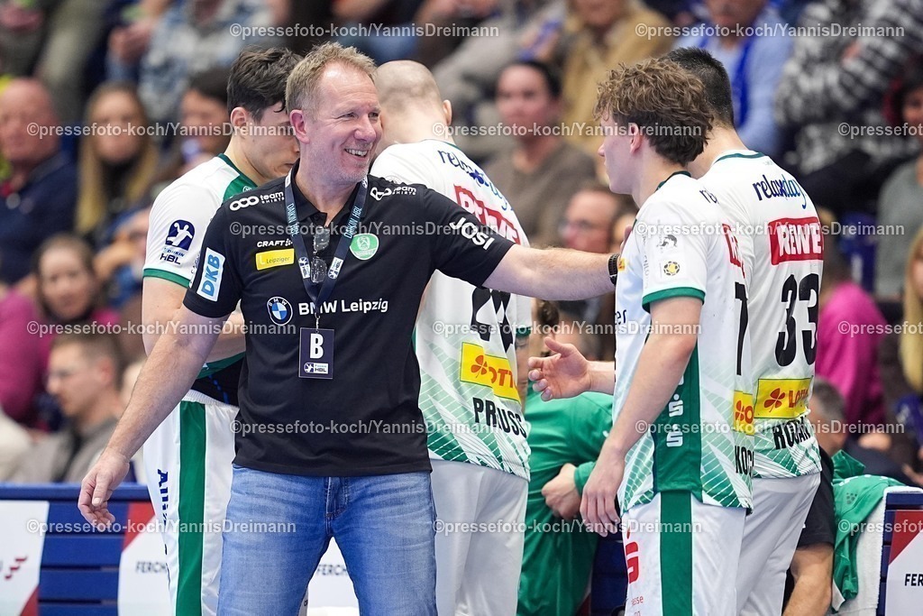 xYDRx22112502053 | 22.11.2025, xydrx, Handball, 1.HBL, VFL Gummersbach - SC DHfk Leipzig, Schwalbe-Arena: Raul Alonso (Cheftrainer SC DHfk Leipzig)