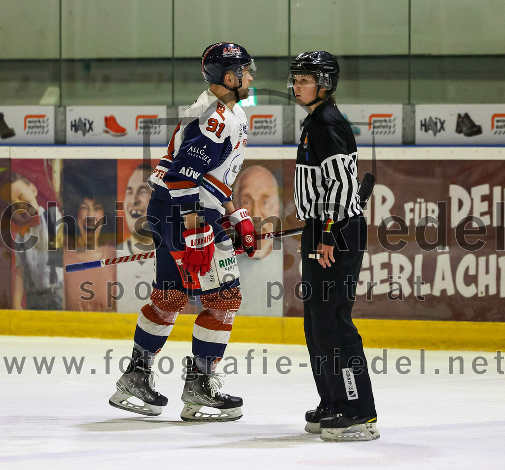 2023-03-03_091_TSV_Erding_gegen_ESC_Kempten | Erding, Deutschland, 03.03.2023:
Eishockey, Bayernliga Playoffs 2022 / 2023, Viertelfinale, TSV Erding gegen ESC Kempten, Endergebnis: 9:3

Mauro Seider (ESC Kempten, #91), Schiedsrichterin Lara Fischer

Foto: Christian Riedel / fotografie-riedel.net