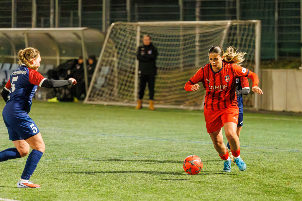 FCHFCE_251121_1259 | 1.FC Heidenheim 1846 II vs. FC Ellwangen II, Fußball, Frauen, Bezirksliga, 2025/2026, 10. Spieltag, 22.11.2025 in Heidenheim, Kunstrasen b. Voith-Arena West, Flutlichtspiel(Foto: Michael Bulling) - Realisiert mit Pictrs.com