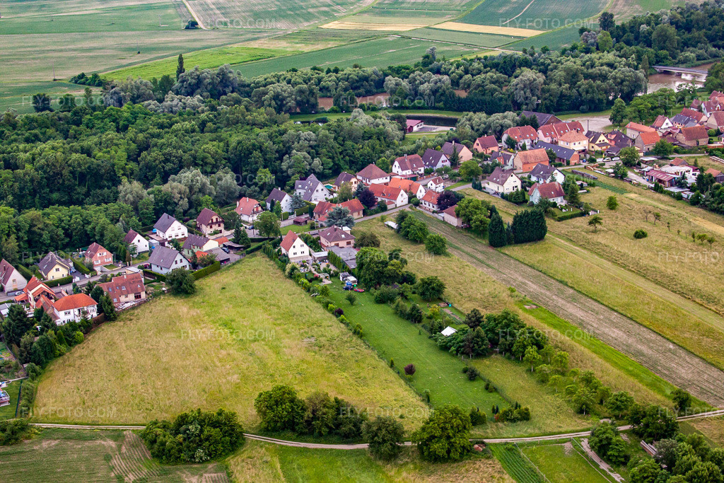 Aerial view: View of the town in Rountzenheim in the state Bas-Rhin, France.Photo: IMG_28804.jpg taken on 06/14/2010 by Werner Riehm/FLY-FOTO.comResolution of the original: 4752 x 3168 px
