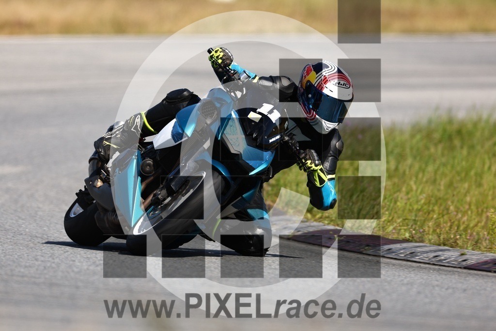 0011-20240806_04290 | Schöne Erinnerungen an spannende Momente - das festzuhalten ist unser Job. PIXELrace.de ist seit 2003 auf den Rennstrecken Europas unterwegs um die Action draußen beim Fahren und die wunderbare Stimmung imm Fahrerlager für euch einzufangen.