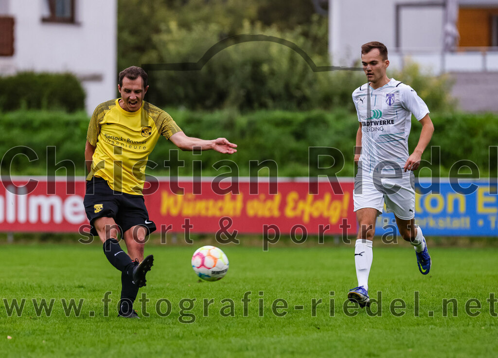 2023-08-09_052_FC_Moosinning_II_gegen_SpVgg_Altenerding | Moosinning, Deutschland, 09.08.2023:
Fußball, Kreisliga 2023 / 2024, 3. Spieltag, FC Moosinning II gegen SpVgg Altenerding, Endergebnis: 1:1

Benedikt Thumbs (FC Moosinning, #10), Johannes Irl (SpVgg Altenerding, #17)

Foto: Christian Riedel / fotografie-riedel.net