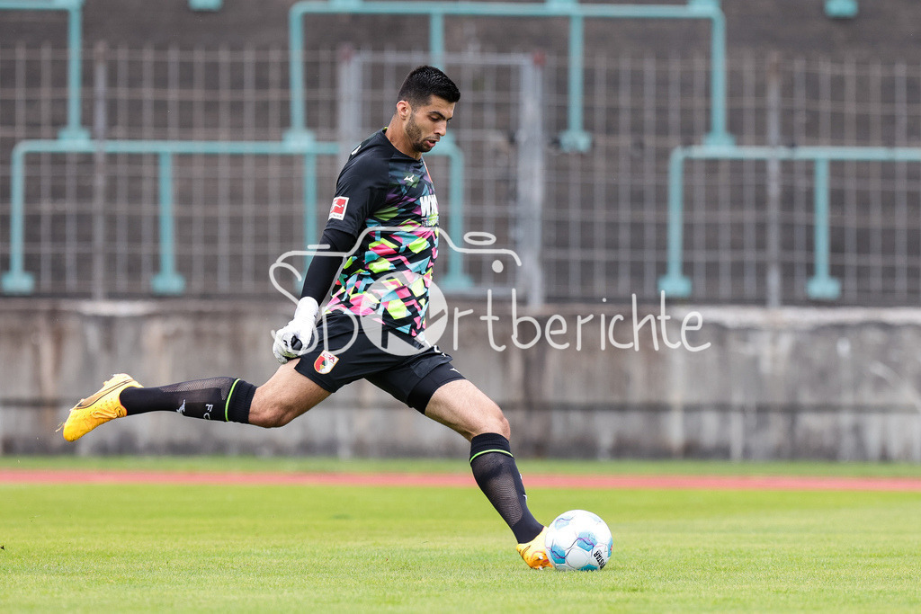 FC Augsburg - TSV Schwaben Augsburg | am BAll Nejijko LABROVIC (FCA #22) / Freisteller / Einzelfoto