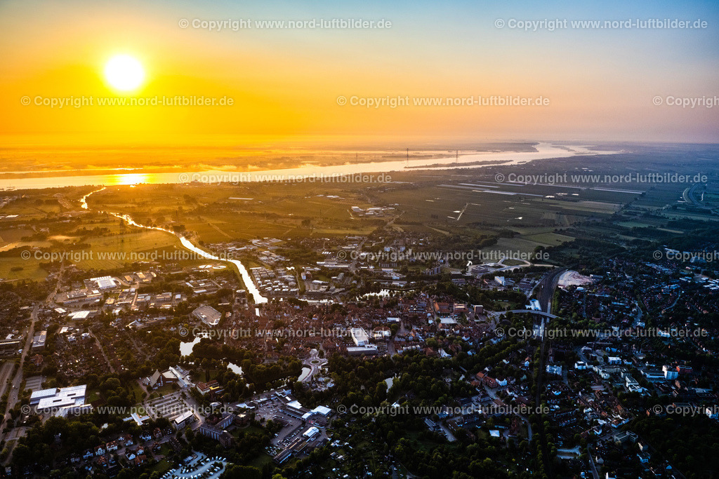 Stade_im_Sonnenaufgang_ELS_2844050623 | STADE 05.06.2023 Stadtzentrum im Innenstadtbereich in Stade im Bundesland Niedersachsen. Im Bild die Baustelle zum Neubau des Gebäudekomplexes des Einkaufszentrum GESCHÄFTSHAUS NEUER PFERDEMARKT in Stade im Bundesland Niedersachsen. Auf der Abrißfläche eines ehemaligen Hertie- Kaufhauses ensteht durch das Bauunternehmen Baresel GmbH nach Entwürfen des Architekturbüro Buttge für die MATRIX Immobilien GmbH ein attraktiver Neubau. // The city center in the downtown area in Stade in the state Lower Saxony. In the picture the new construction of the building complex of the shopping center GESCHAeFTSHAUS NEUER PFERDEMARKT in Stade in the state Lower Saxony. On the demolition surface of a former Hertie department store, the building contractor Baresel GmbH developed an attractive new building for the MATRIX Immobilien GmbH, based on designs by the architecture firm of Buttge. Foto: Martin Elsen
