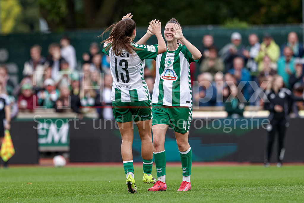 Fussball, Google Pixel Frauen-Bundesliga, SV Werder Bremen - RB Leipzig | v.li.: Luna Vanzeir (SV Werder Bremen, 13) und Torschützin Julia Magerl (SV Werder Bremen, 4) mit Torjubel, Jubel, jubeln, jubelt, optimistisch, Spielszene, Highlight, Freude über das Tor zum 2:0, DIE DFB-RICHTLINIEN UNTERSAGEN JEGLICHE NUTZUNG VON FOTOS ALS SEQUENZBILDER UND/ODER VIDEOÄHNLICHE FOTOSTRECKEN. DFB REGULATIONS PROHIBIT ANY USE OF PHOTOGRAPHS AS IMAGE SEQUENCES AND/OR QUASI-VIDEO.