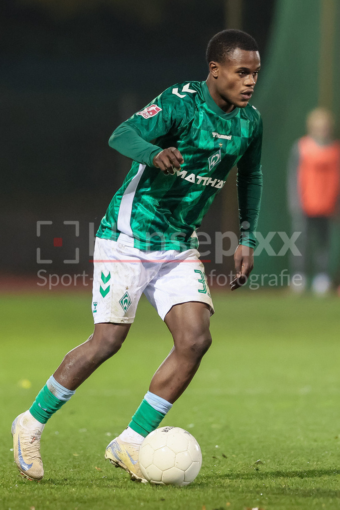 Fussball, Regionalliga Nord, SV Werder Bremen II - TSV Havelse | v.li.: Abdenego Nankishi (SV Werder Bremen II, 33) am Ball, Einzelbild, Ganzkörper, Aktion, Action, Spielszene