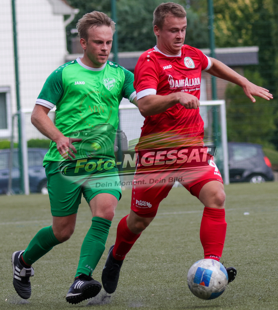 Bünder SV - TV Elverdissen | Auf dem Bild zu sehen: rot Bünder SV: Robin Luca Wolf ; grün TV Elverdissen: Philipp GödingBünder SV, TV Elverdissen, Saison 26/27, Kreisliga A, Bünde, Deutschland - Realisiert mit Pictrs.com