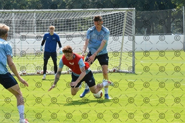 RGE_9895 | Hertha BSC, 2.Bundesliga, Herren, Fußball, Training auf dem Schenckendorffplatz, Montag 03.08. 2026, Saison 2026/27,  im Bild von li. Sebastian Groenning (Hertha BSC ), Niklas Kolbe ( Hertha BSC ),  Fotograf: Ralf Gebhardt - Realisiert mit Pictrs.com