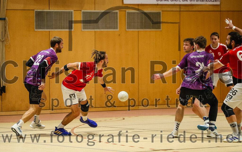 2024-10-20_008_SpVgg_Altenerding_II_gegen_TSV_Taufkirchen-Vils | Erding, Deutschland, 20.10.2024:Handball, Bezirksliga Männer Ost 2024 / 2025, 3. Spieltag, SpVgg Altenerding II gegen TSV Taufkirchen/Vils, Endergebnis: 15:20Thomas Peteranderl (SpVgg Altenerding, #22), Dion Heydemann (TSV Taufkirchen/Vils, #17), Severin Lößl (SpVgg Altenerding, #21)Foto: Christian Riedel / fotografie-riedel.net
