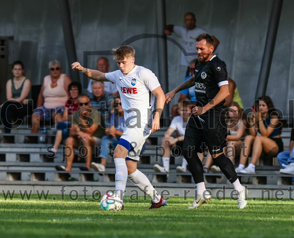 2023-07-18_020_FC_Herzogstadt_gegen_FC_Eitting | Erding, Deutschland, 18.07.2023:
Fußball, TOTO Pokal 2023 / 2024, 1. Spieltag, FC Herzogstadt gegen FC Eitting, Endergebnis: 2:4 n.E.

Jonas Heinritzi (FC Eitting, #8), Attila Lanzendorfen (FC Herzogstadt, #17)

Foto: Christian Riedel / fotografie-riedel.net