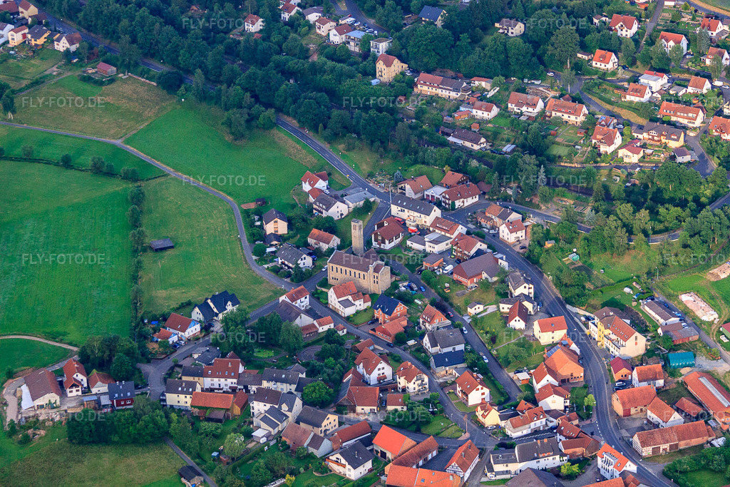 Luftbild: Kirche St. Bartholomäus u. Jakobus, Steinau im Ortsteil Steinau in Petersberg im Bundesland Hessen in Deutschland. Foto: IMG_68425.jpg vom 21.06.2014 durch Werner Riehm/FLY-FOTO.de