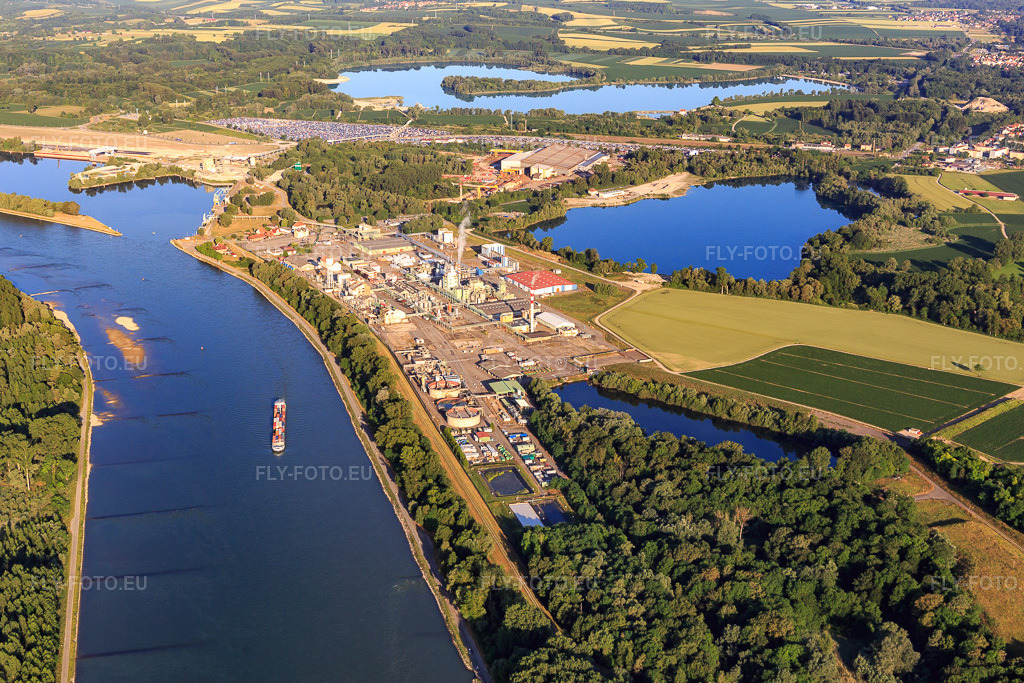 Vue aérienne: Port sur le Rhin à Lauterbourg dans le département Bas Rhin, France.Photo: IMG_100943.jpg prise le 17/06/2017 par Werner Riehm/FLY-FOTO.euRésolution de l'original: 5285 x 3524 px