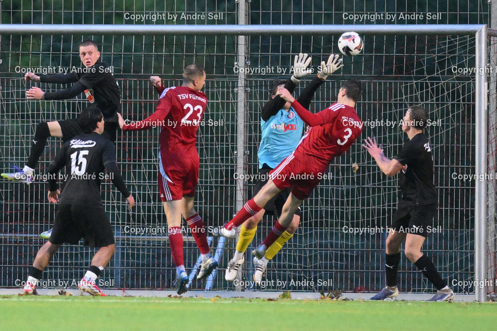 FC Kilia Kiel II vs TSV Flintbek | Lucas Groß (Kilia #10) &amp; Talha Özdmir (Kilia #15) &amp; Till Berger (Kilia #1) &amp; Kjell Ullrich (Kilia #3) verhindern kurz vor Spielende den Ausgleich vs Sebastian Klimmek (Flintbek #23) &amp; Fynn-Niklas Nordheim (Flintbek #3) / Fußball-Verbandsliga Ost Männer 2026/2027 / FC Kilia Kiel II vs TSV Flintbek / Kilia Sportplatz / Kiel / 10.10.26 - Realisiert mit Pictrs.com