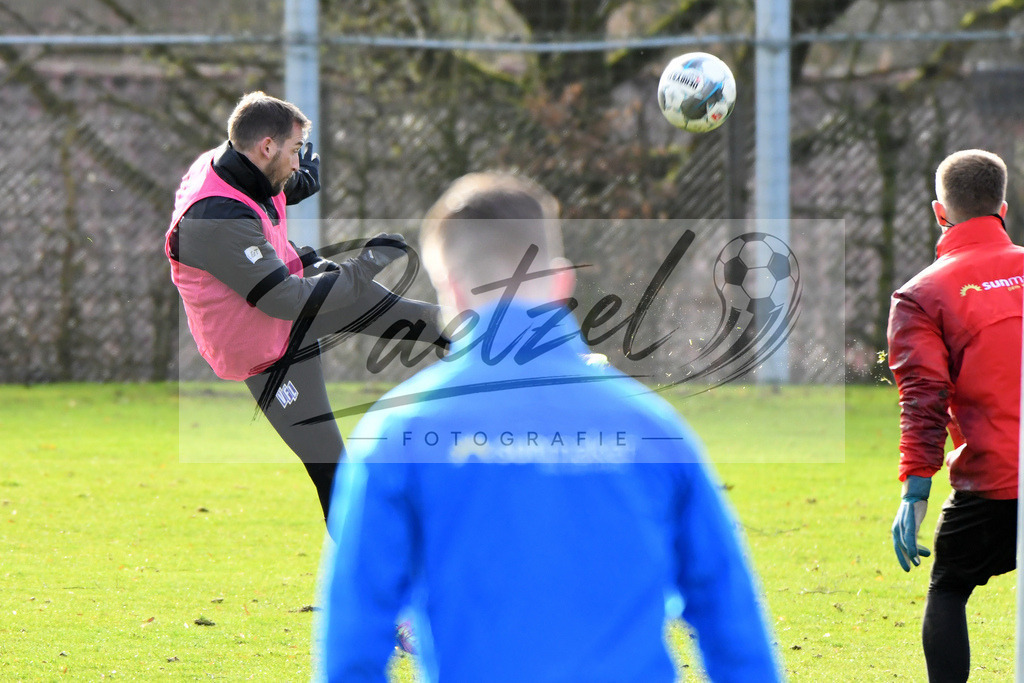 20200215_TRAOSN_0045 | Fussball, Herren: Marc Heider (VfL Osnabrueck) in Aktion, am Ball, Einzelaktion waehrend der Trainingseinheit des VfL Osnabrueck im Sportpark Illoshoehe am 15.02.2020 in Osnabrueck, Deutschland. - Realisiert mit Pictrs.com
